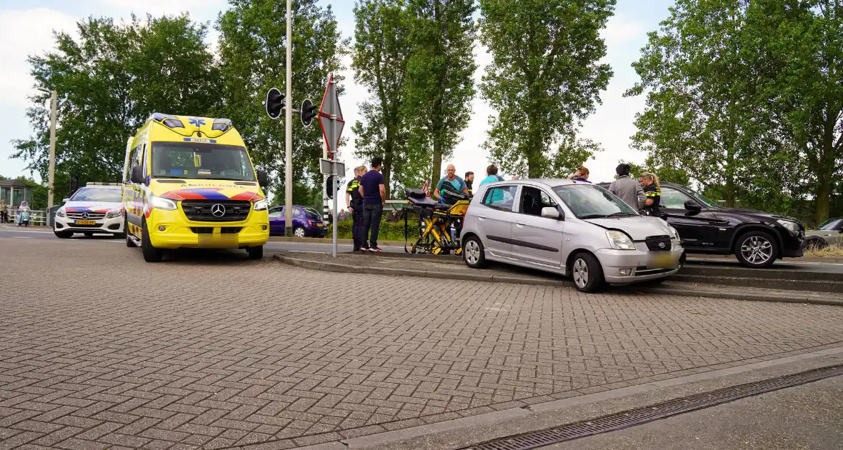 Motorrijder klemgereden tussen twee auto's - Foto 5