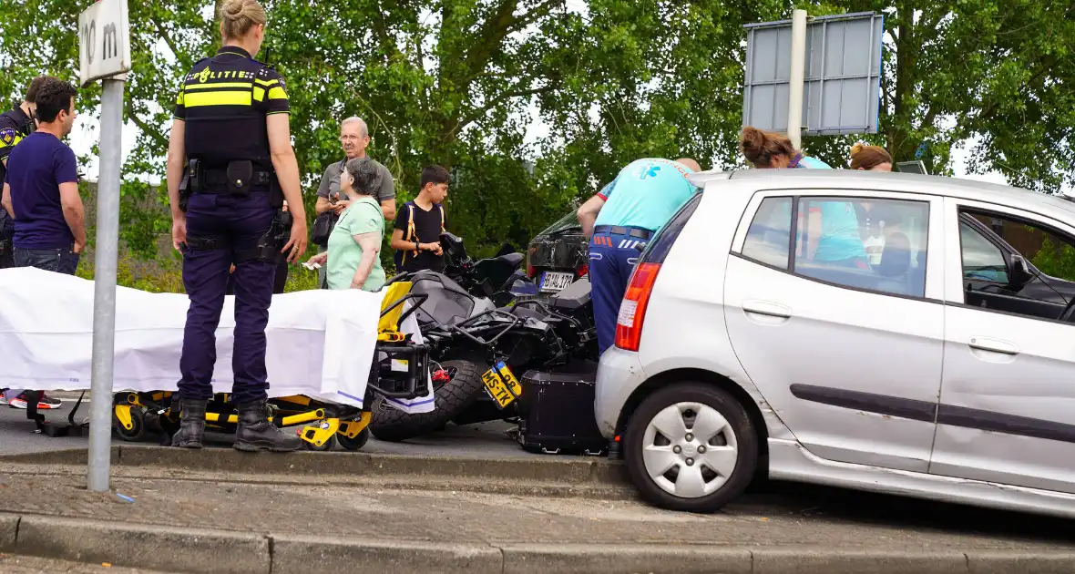 Motorrijder klemgereden tussen twee auto's - Foto 6