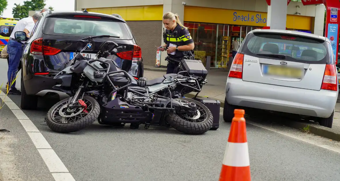 Motorrijder klemgereden tussen twee auto's - Foto 7