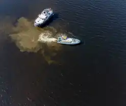 Plezierjacht loopt vast op Schelde-Rijnkanaal