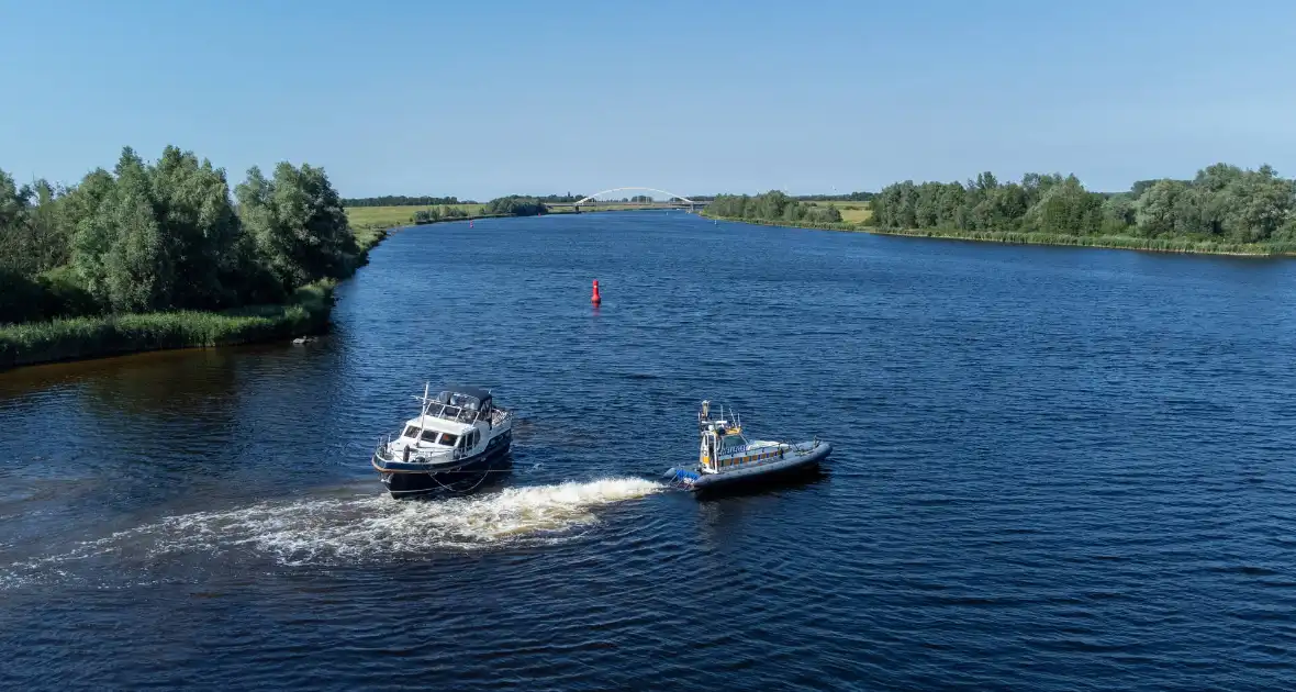 Plezierjacht loopt vast op Schelde-Rijnkanaal - Foto 1
