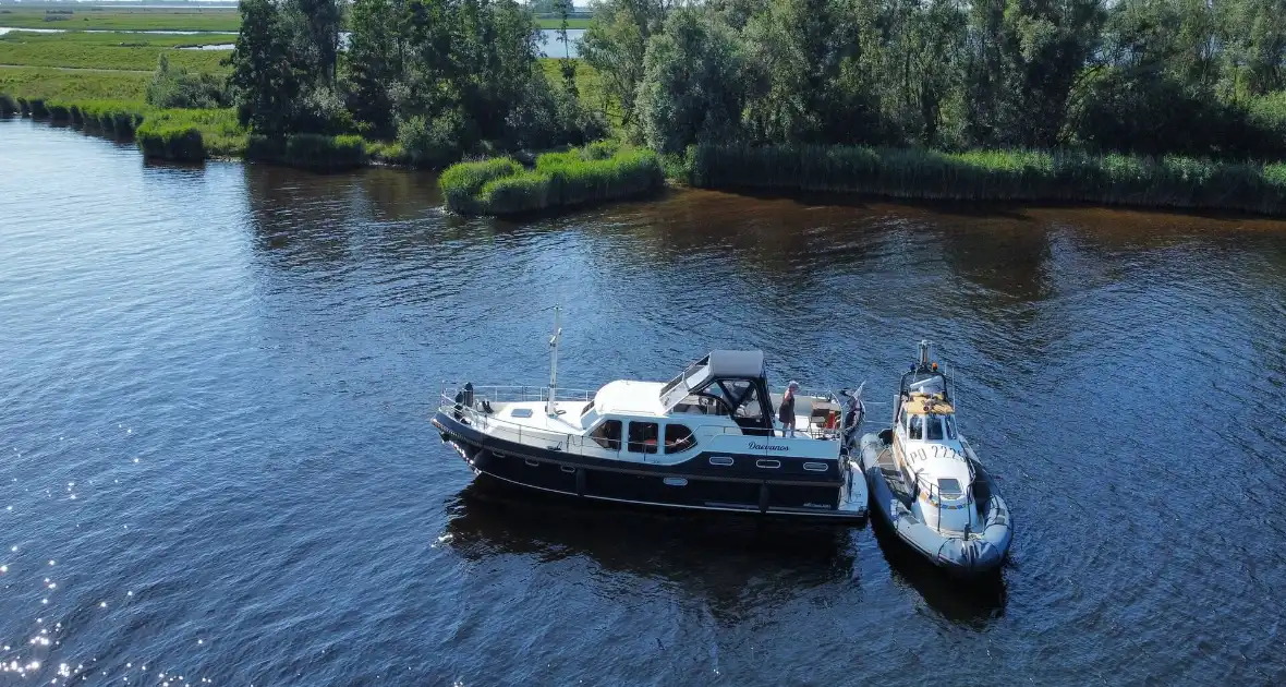 Plezierjacht loopt vast op Schelde-Rijnkanaal - Foto 13