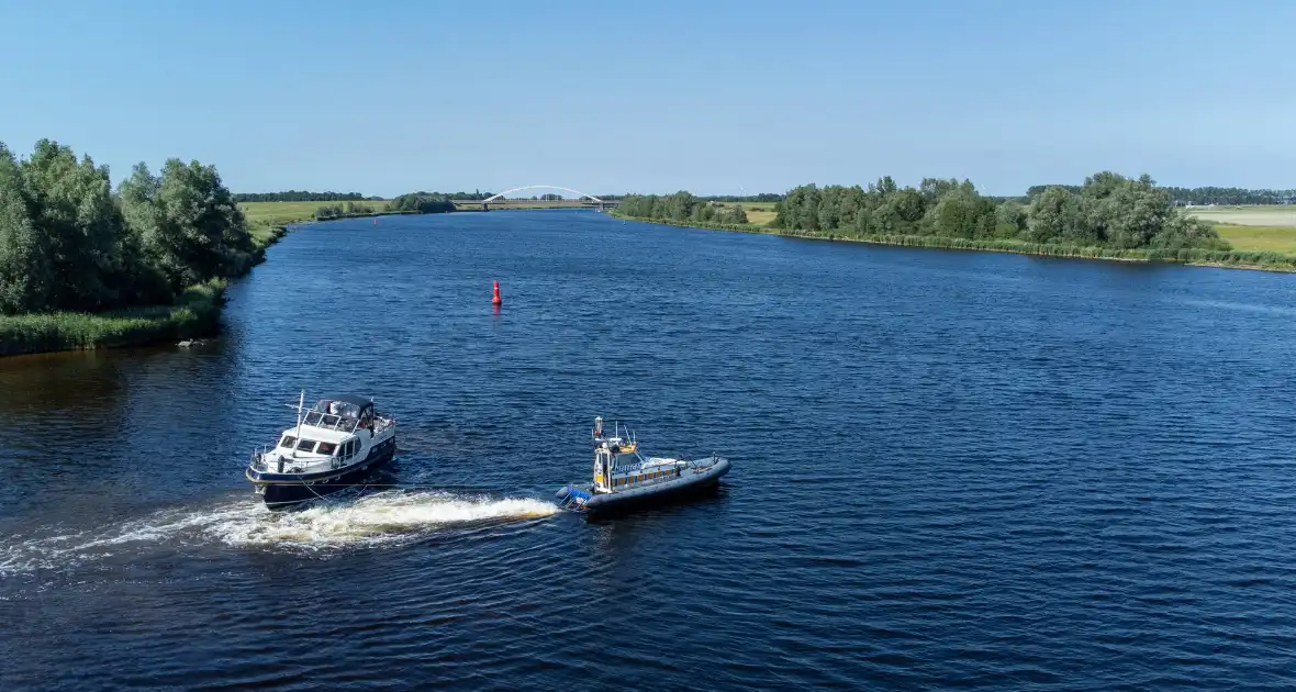 Plezierjacht loopt vast op Schelde-Rijnkanaal - Foto 2