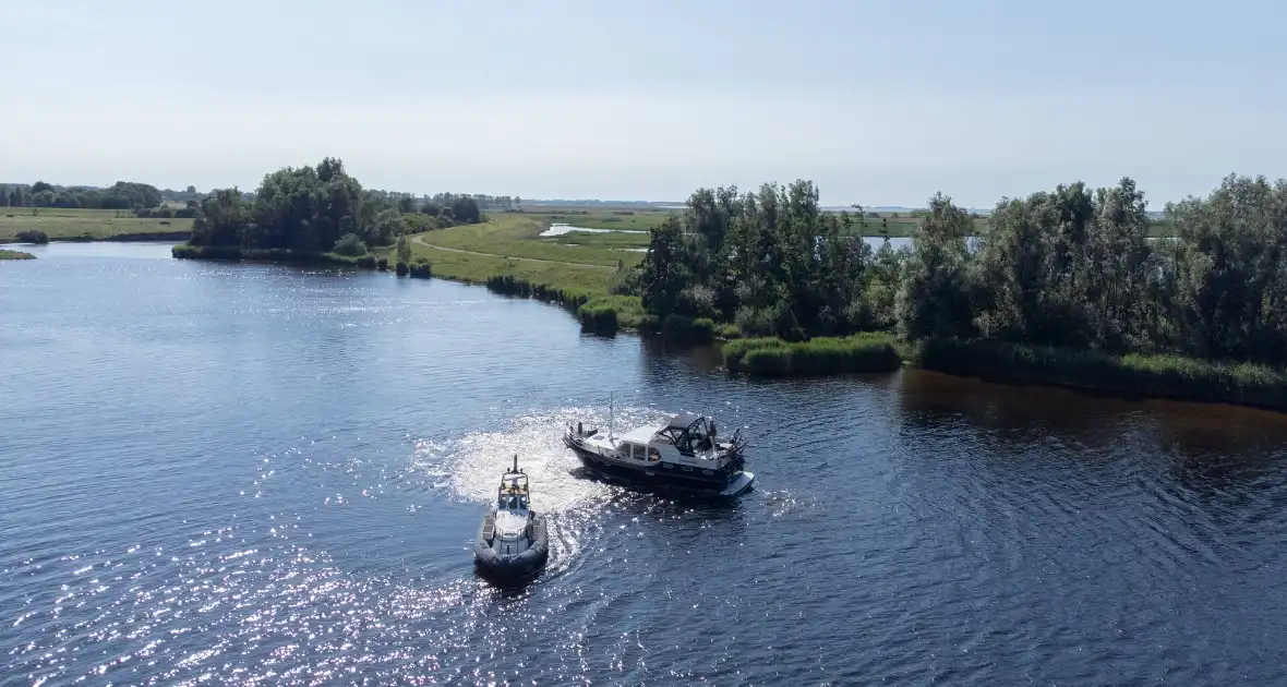 Plezierjacht loopt vast op Schelde-Rijnkanaal - Foto 3