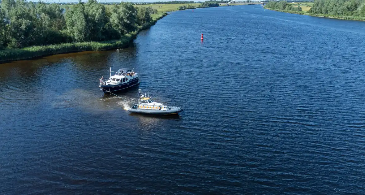 Plezierjacht loopt vast op Schelde-Rijnkanaal - Foto 6