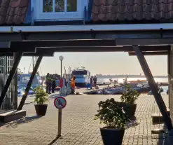 Boot vaart over man heen op Westeinderplassen