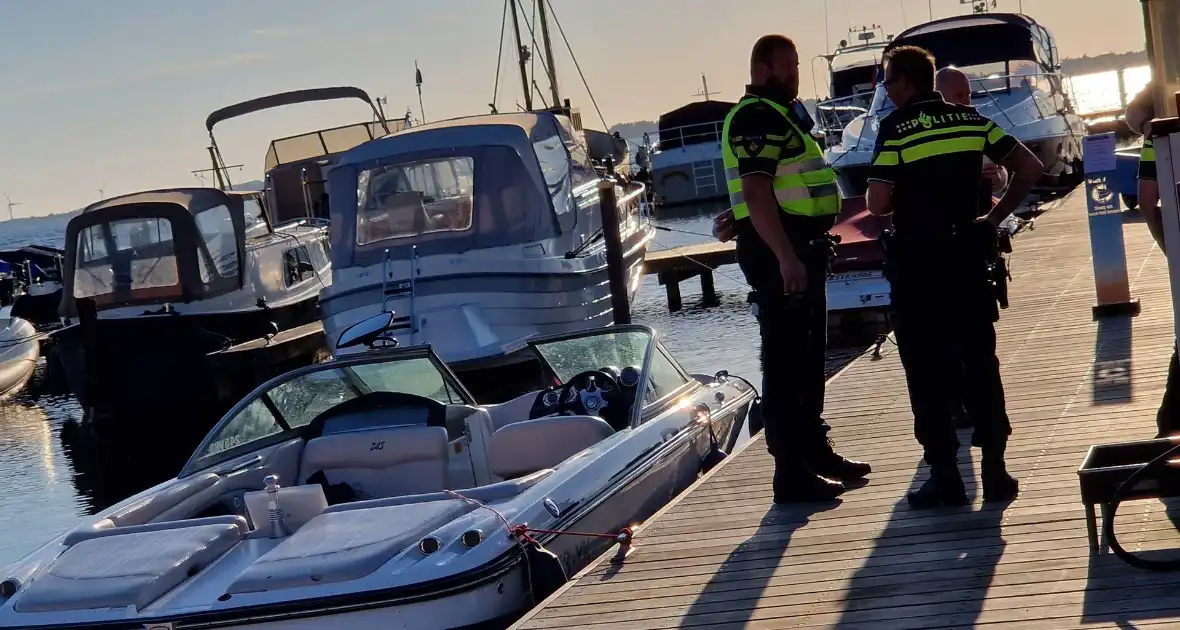 Boot vaart over man heen op Westeinderplassen - Foto 1