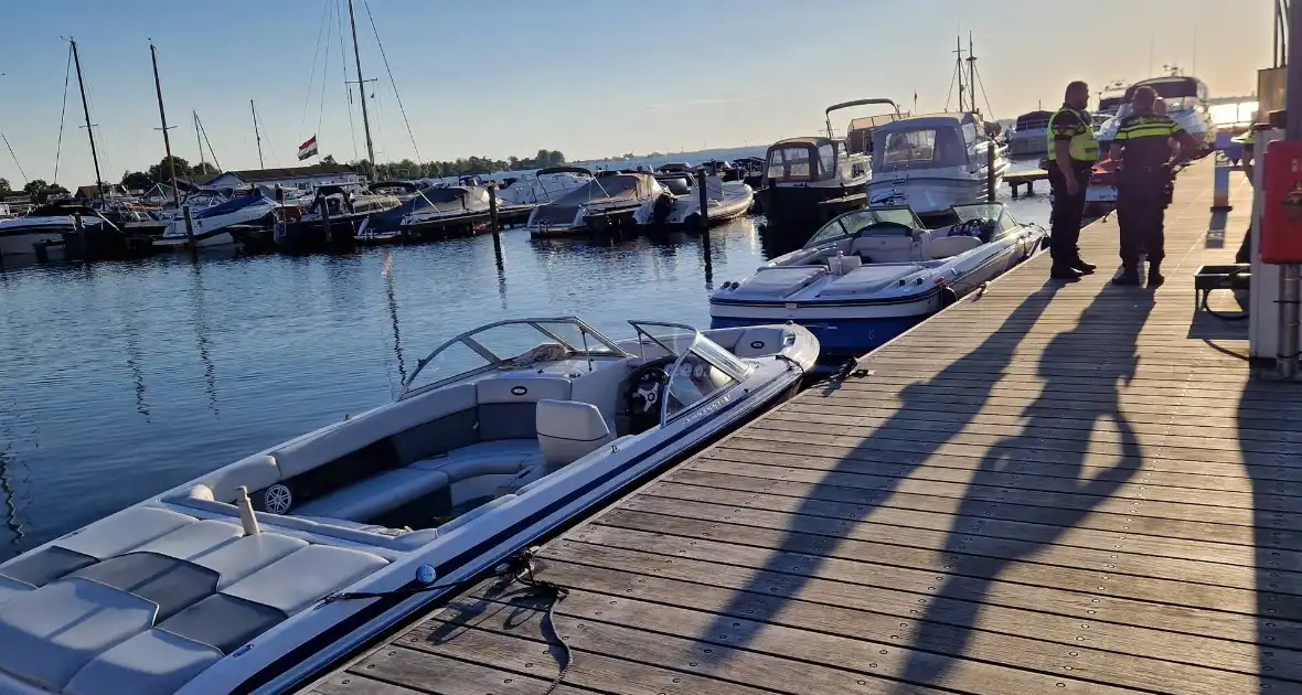 Boot vaart over man heen op Westeinderplassen - Foto 2