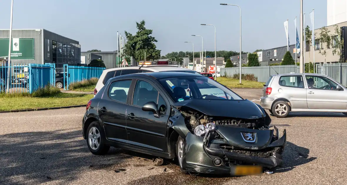 Bestelbus ramt hek na botsing - Foto 1