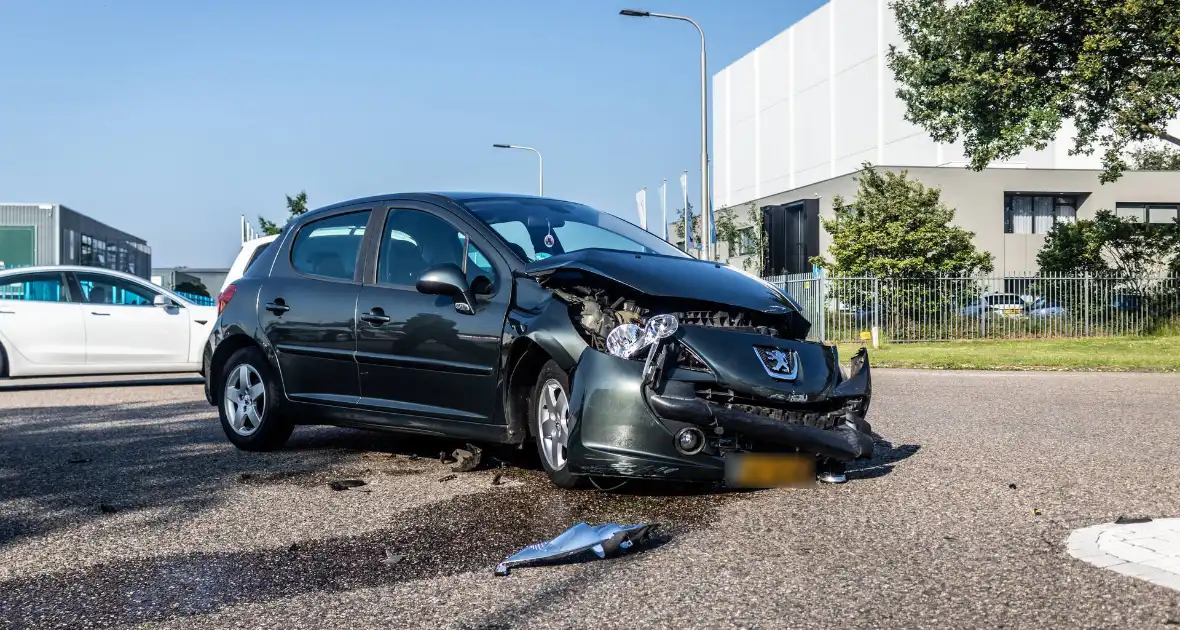 Bestelbus ramt hek na botsing - Foto 3