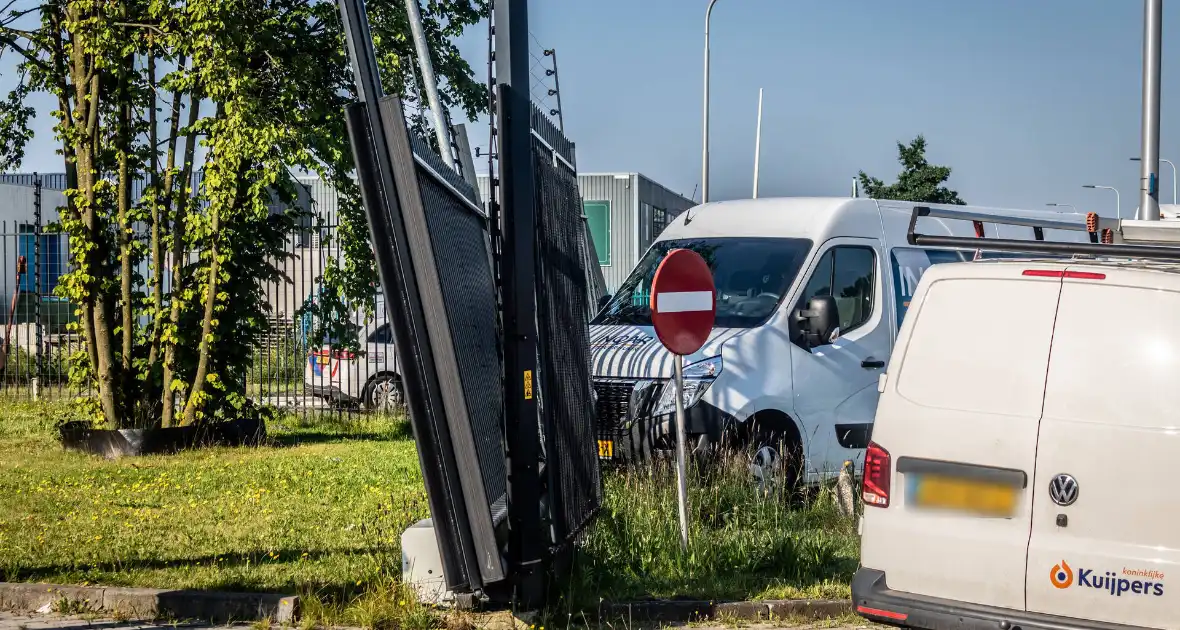 Bestelbus ramt hek na botsing - Foto 6