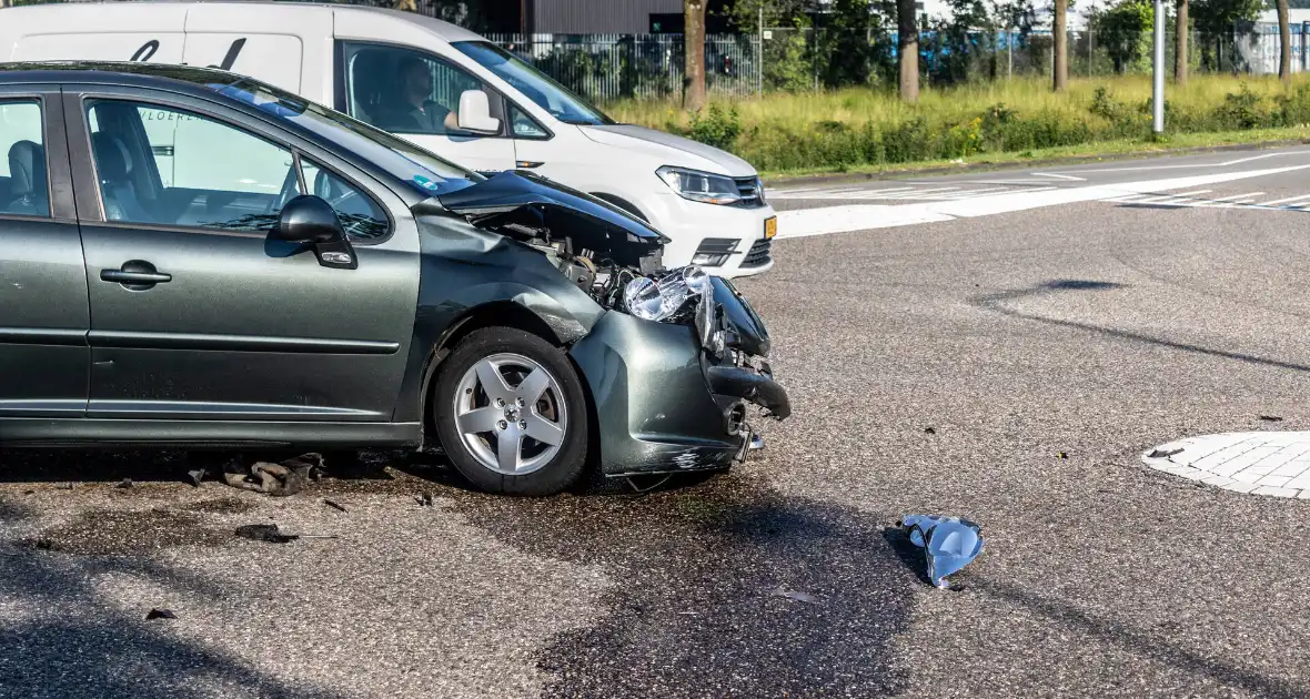 Bestelbus ramt hek na botsing - Foto 8