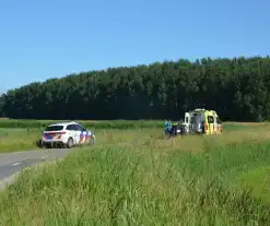 Motorrijder glijdt onderuit in bocht