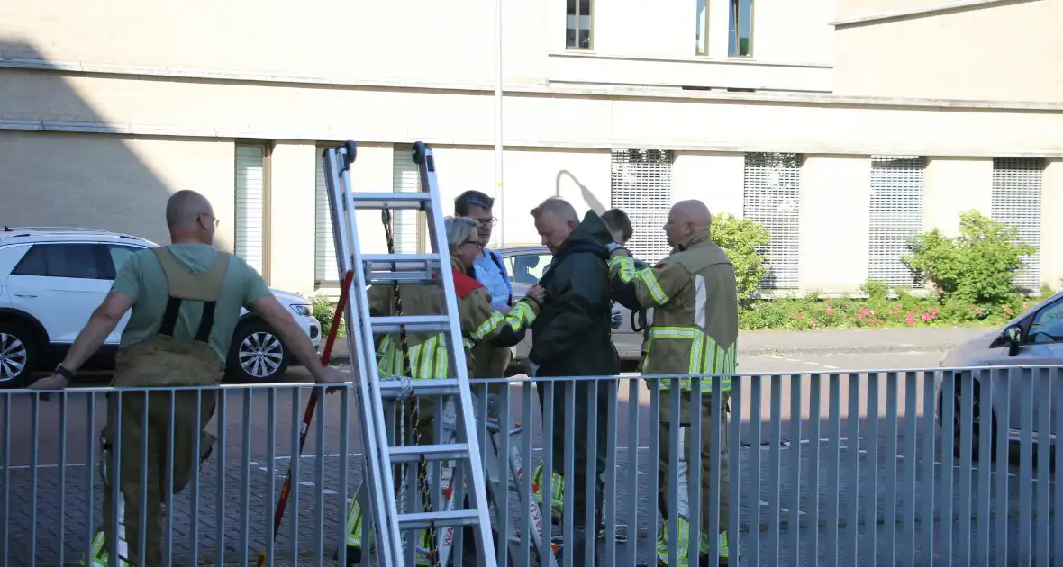 Brandweer bevrijdt kuiken van achter houten schot - Foto 1