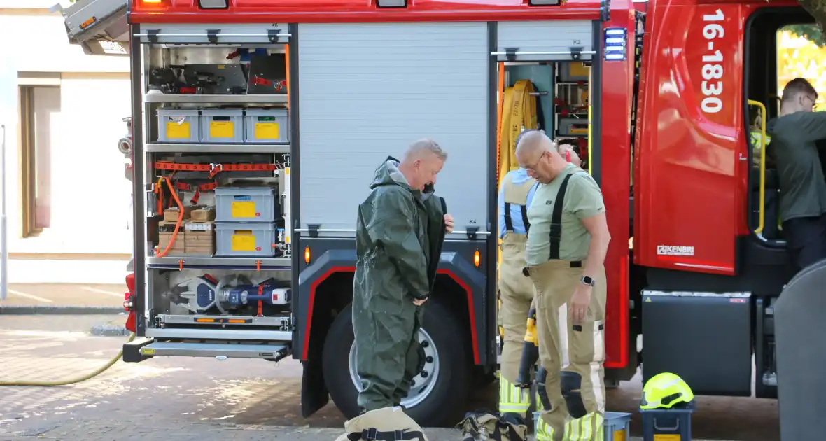 Brandweer bevrijdt kuiken van achter houten schot - Foto 7