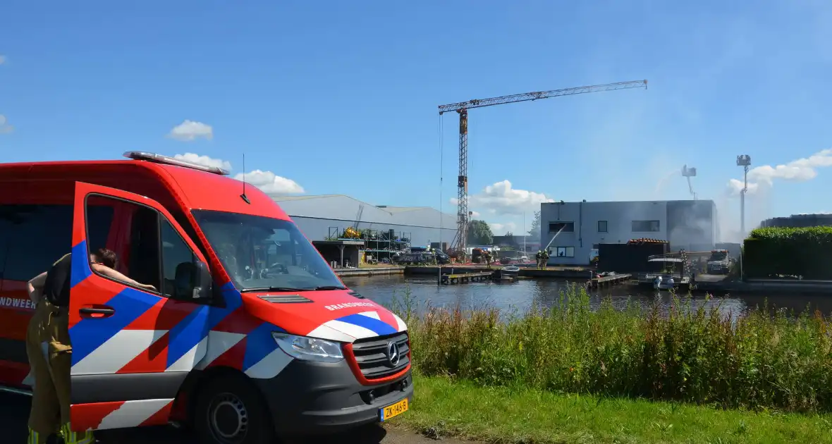 Uitslaande brand bij scheepsbouwbedrijf, rookwolken in hele regio te zien