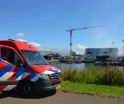 Uitslaande brand bij scheepsbouwbedrijf, rookwolken in hele regio te zien