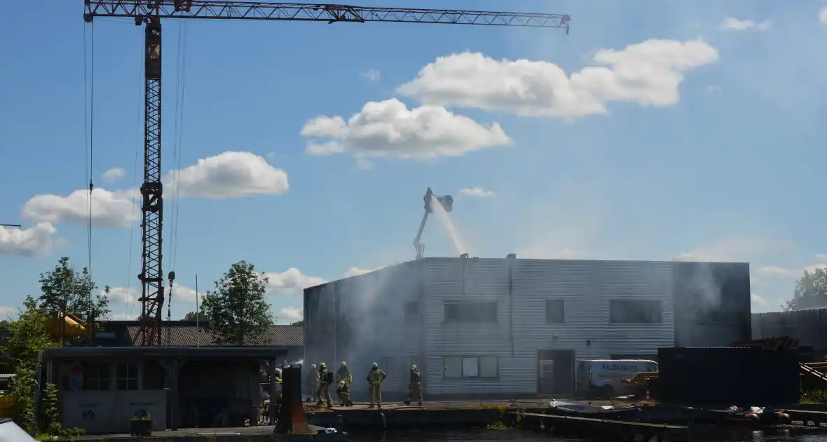 Uitslaande brand bij scheepsbouwbedrijf, rookwolken in hele regio te zien - Foto 1