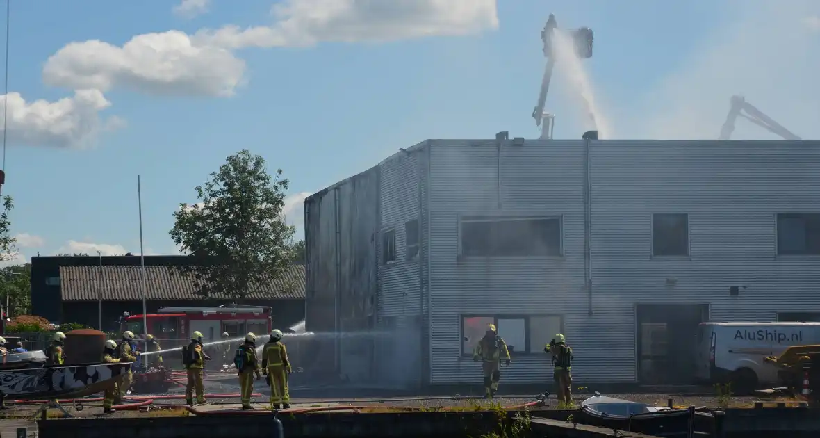 Uitslaande brand bij scheepsbouwbedrijf, rookwolken in hele regio te zien - Foto 2