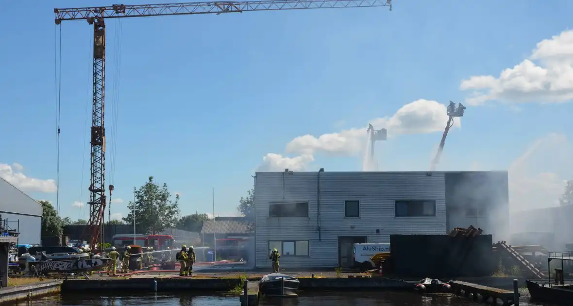 Uitslaande brand bij scheepsbouwbedrijf, rookwolken in hele regio te zien - Foto 3