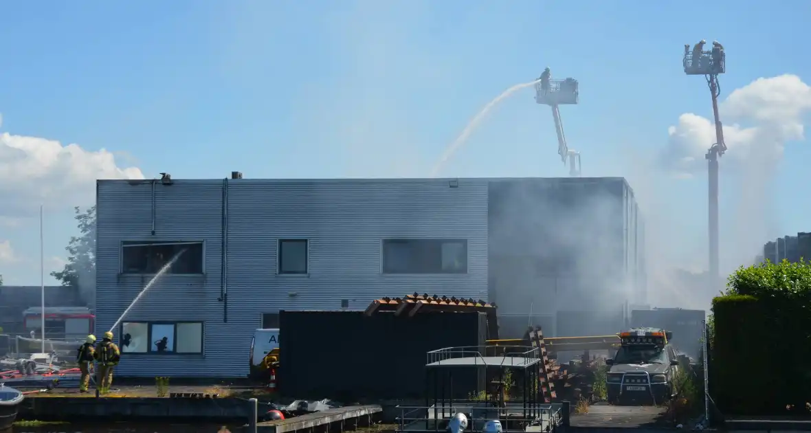 Uitslaande brand bij scheepsbouwbedrijf, rookwolken in hele regio te zien - Foto 4