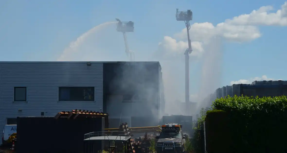 Uitslaande brand bij scheepsbouwbedrijf, rookwolken in hele regio te zien - Foto 5