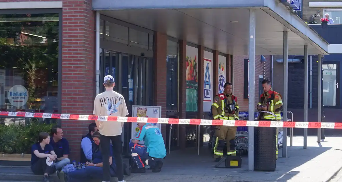 Supermarkt ontruimd na meldingen van duizeligheid en misselijkheid - Foto 1