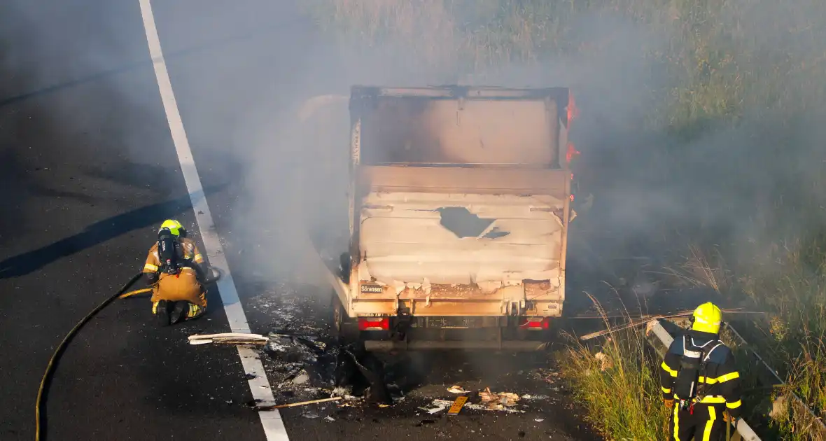 Bakwagen uitgebrand bij afrit snelweg