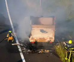 Bakwagen uitgebrand bij afrit snelweg