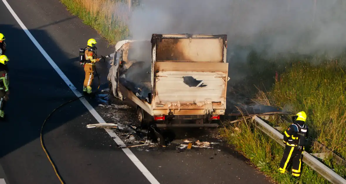 Bakwagen uitgebrand bij afrit snelweg - Foto 1
