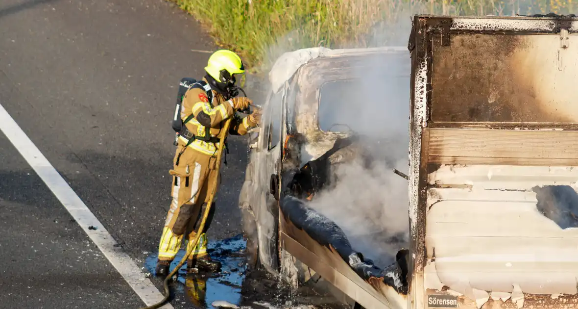 Bakwagen uitgebrand bij afrit snelweg - Foto 2