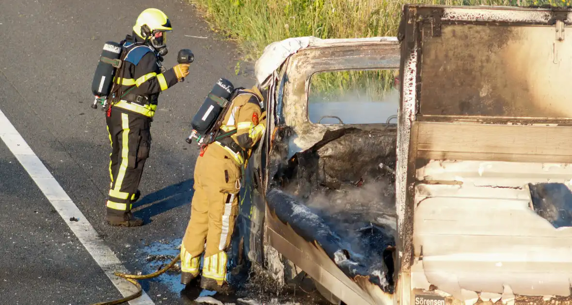 Bakwagen uitgebrand bij afrit snelweg - Foto 3