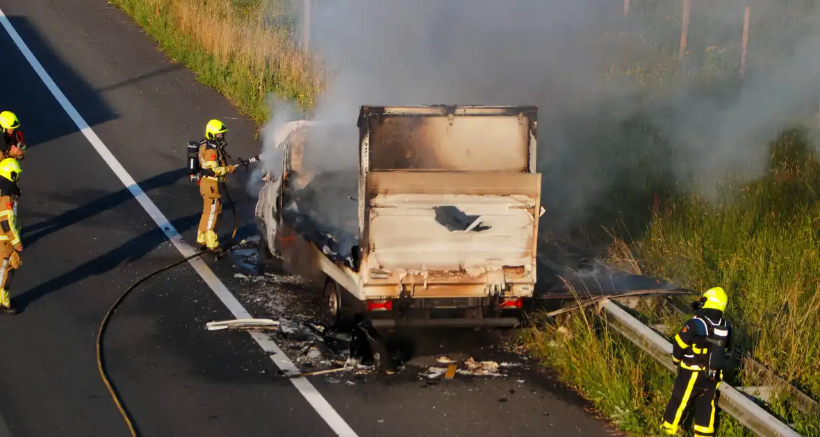 Bakwagen uitgebrand bij afrit snelweg - Foto 6