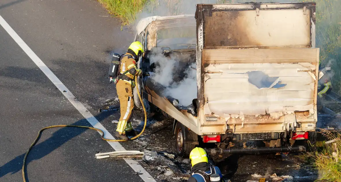 Bakwagen uitgebrand bij afrit snelweg - Foto 7