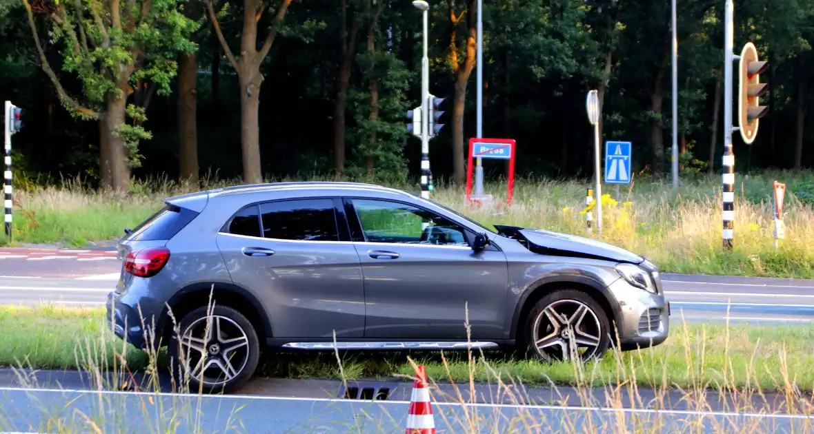 Gewonde bij botsing tussen auto's - Foto 1