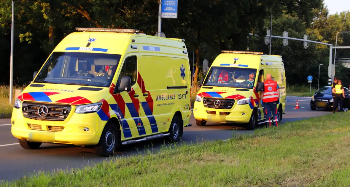 Gewonde bij botsing tussen auto's - Foto 2