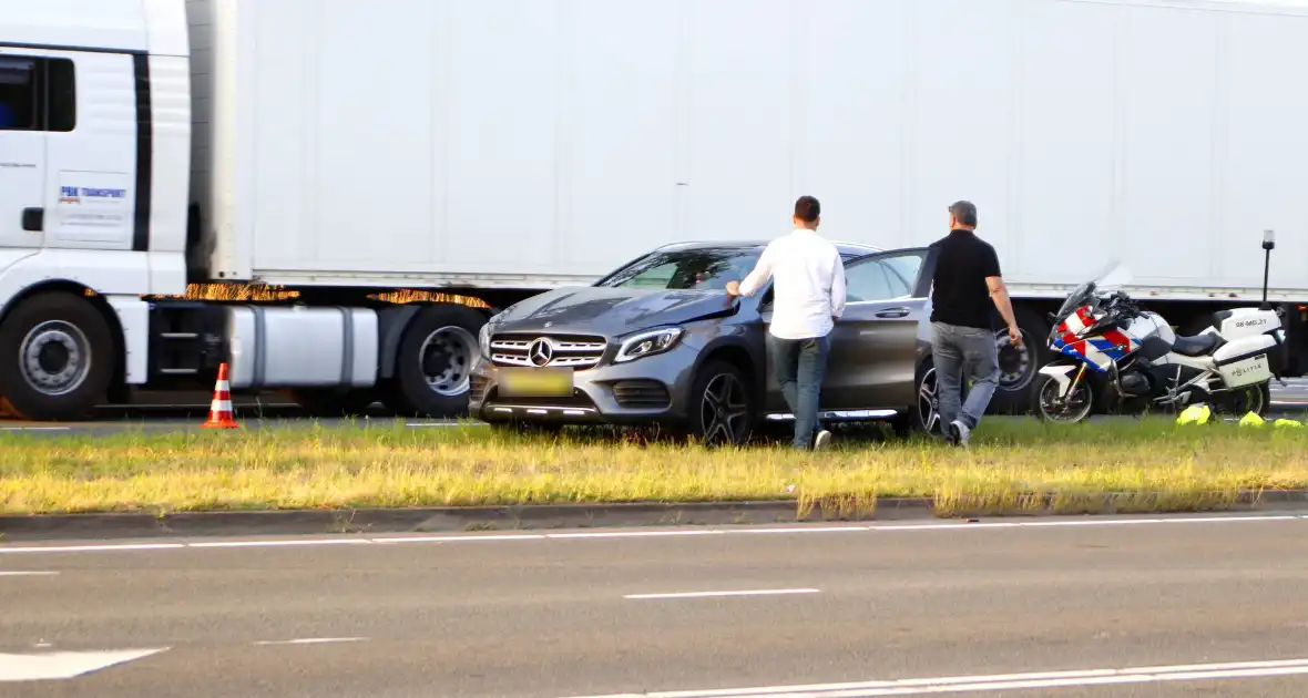 Gewonde bij botsing tussen auto's - Foto 3