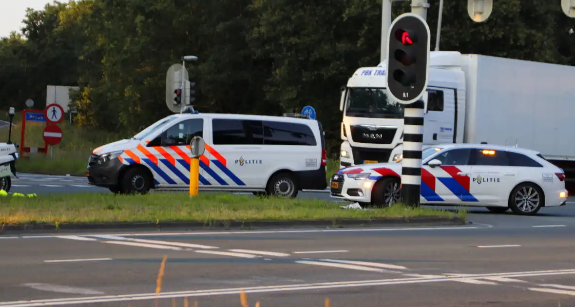 Gewonde bij botsing tussen auto's - Foto 4