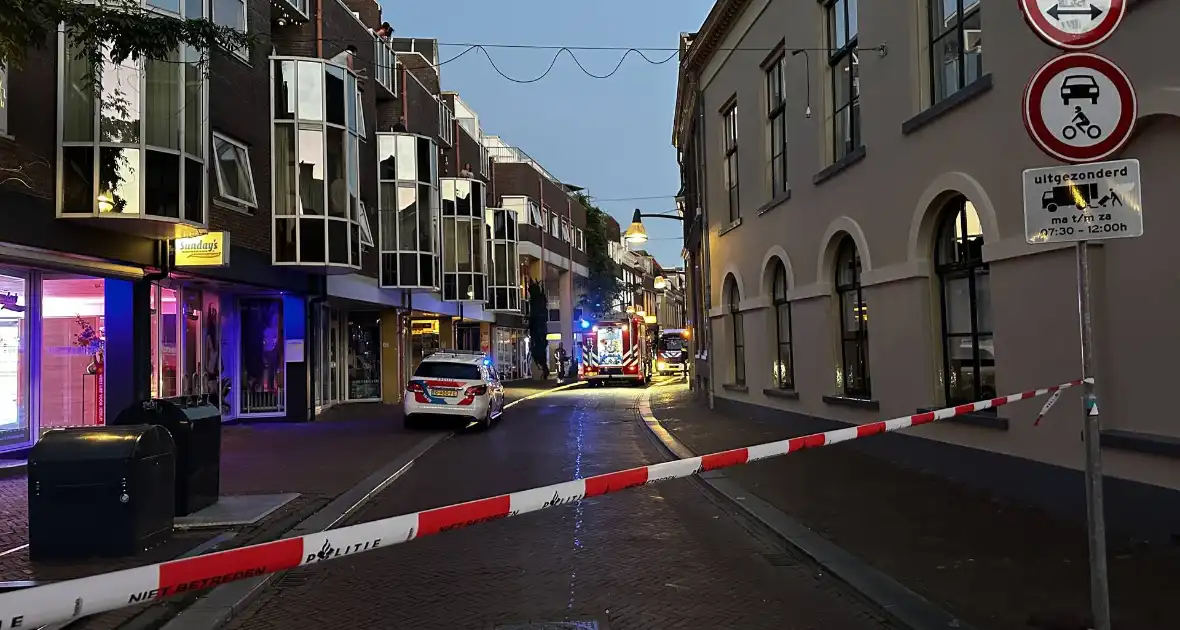 Deur opengebroken vanwege brand in winkelpand