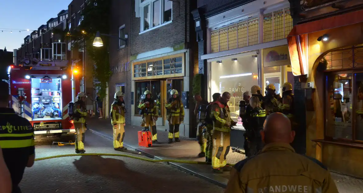 Deur opengebroken vanwege brand in winkelpand - Foto 3