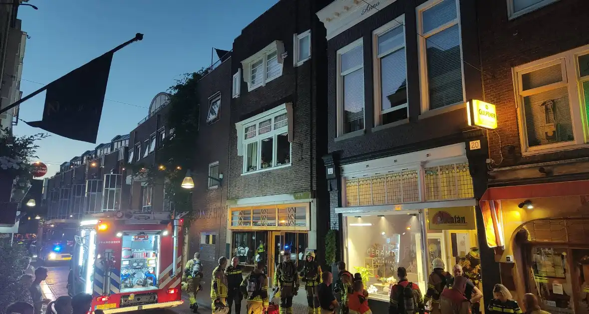 Deur opengebroken vanwege brand in winkelpand - Foto 5