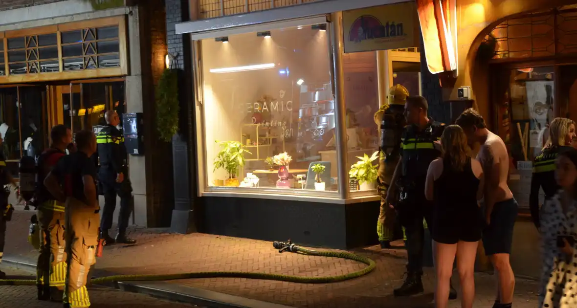 Deur opengebroken vanwege brand in winkelpand - Foto 7