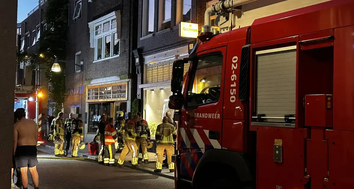 Deur opengebroken vanwege brand in winkelpand - Foto 8