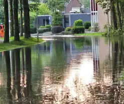 Straat afgesloten wegens grote waterlekkage