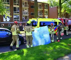 Wielrenner meegesleurd na botsing met auto