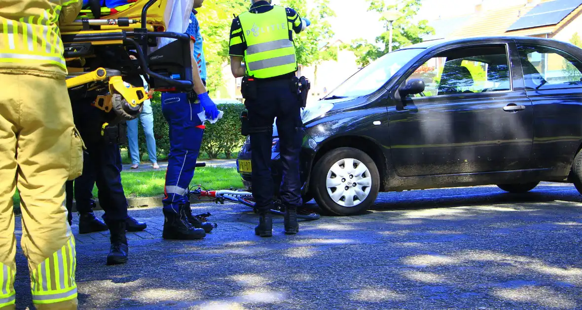 Wielrenner meegesleurd na botsing met auto - Foto 1