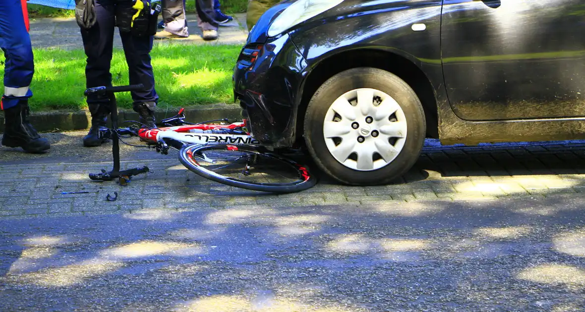 Wielrenner meegesleurd na botsing met auto - Foto 6