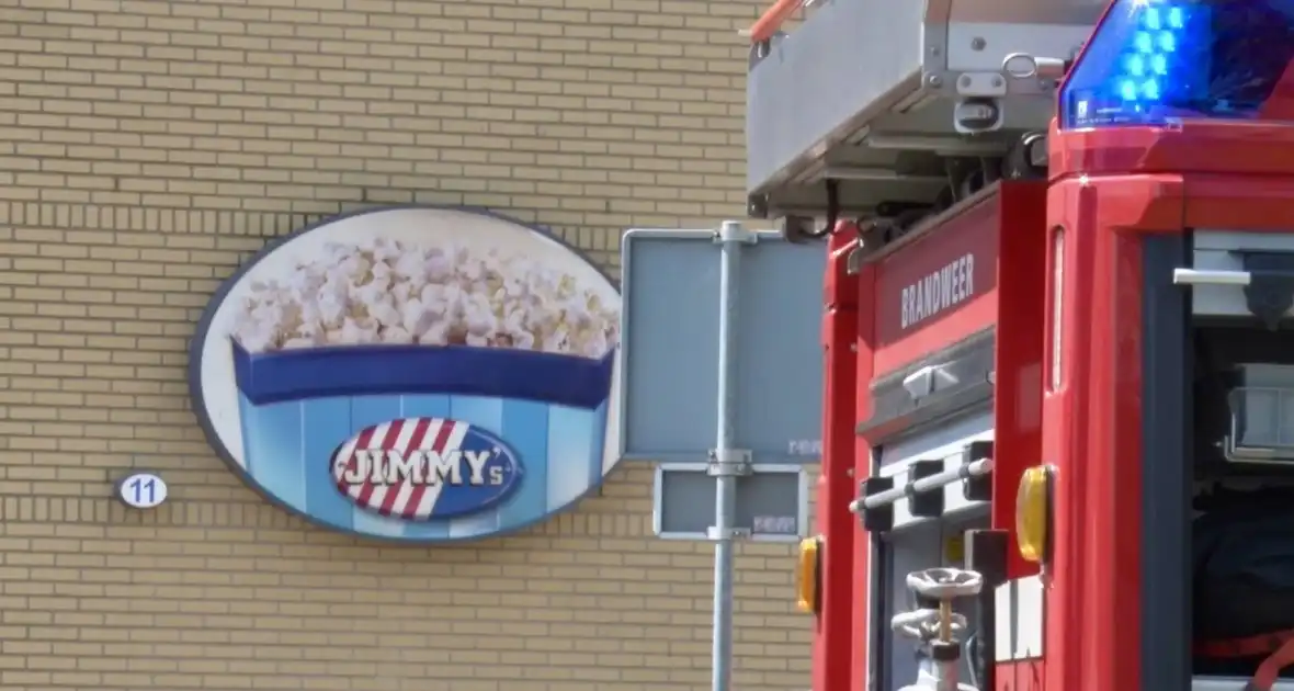 Brandweer controleert rookontwikkeling bij popcornfabriek