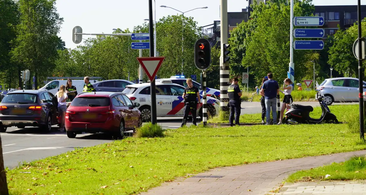 Scooterrijder gewond bij aanrijding op oversteekplaats - Foto 1