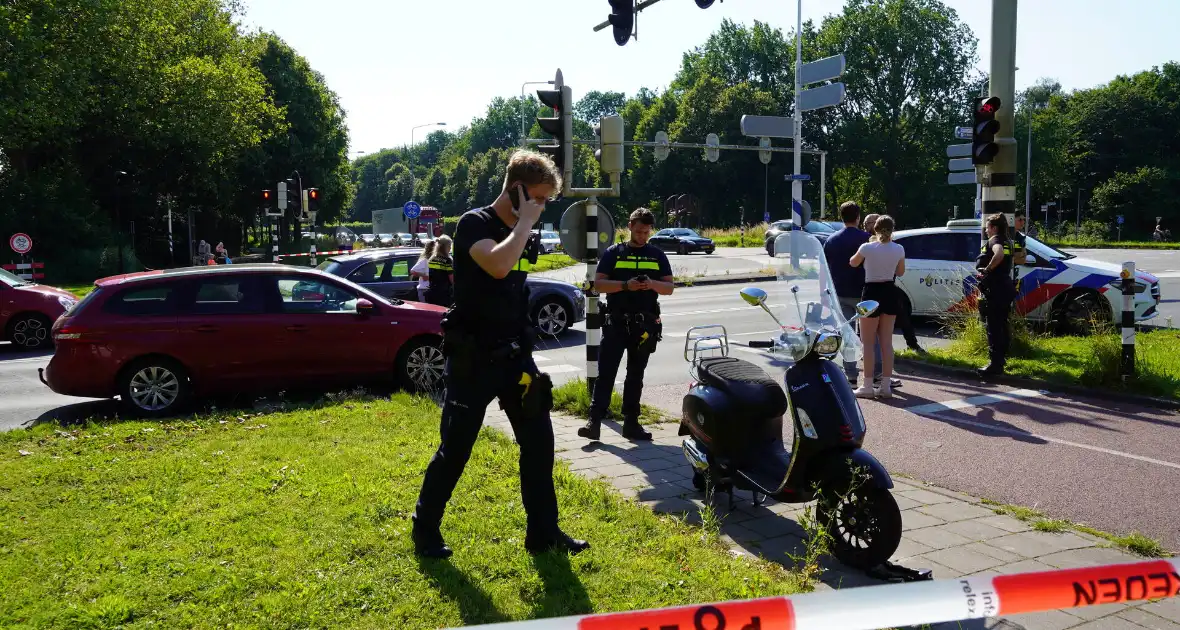 Scooterrijder gewond bij aanrijding op oversteekplaats - Foto 2